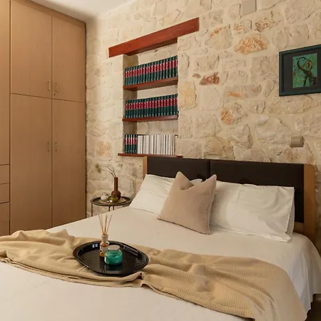 Idothea Stone Vila *